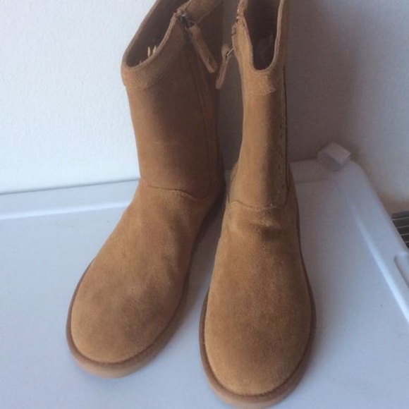 NIB ! UGG Australia Lo Pro Floral Cutout Boot - Picture 2 of 4